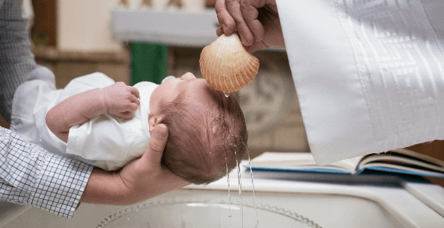 接受洗禮的嬰兒