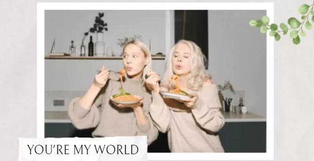 端著盤子吃麵條的兩名年輕女性