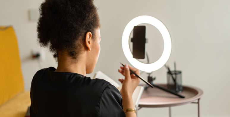 Use ring light to create flattering catch light for makeup videos 