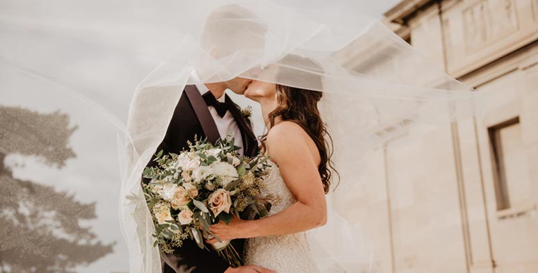 First kiss at the wedding 